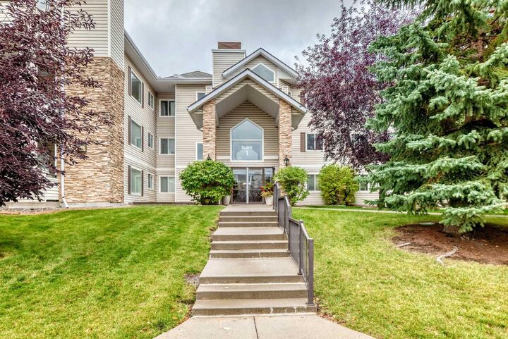 Property Photo: 7451 Springbank Boulevard SW 1315 AB T3H 4K5