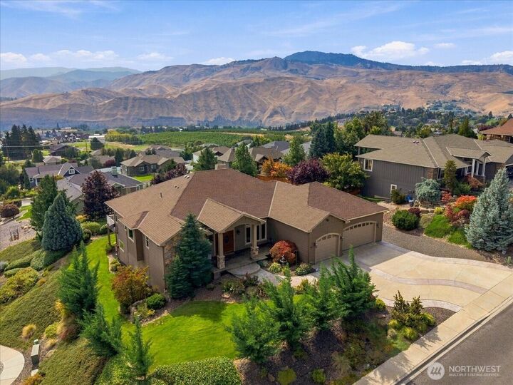 Property Photo:  905  Golden Crest Drive  WA 98801 