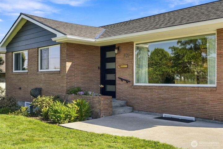 Property Photo: 709 Colby Avenue WA 98201
