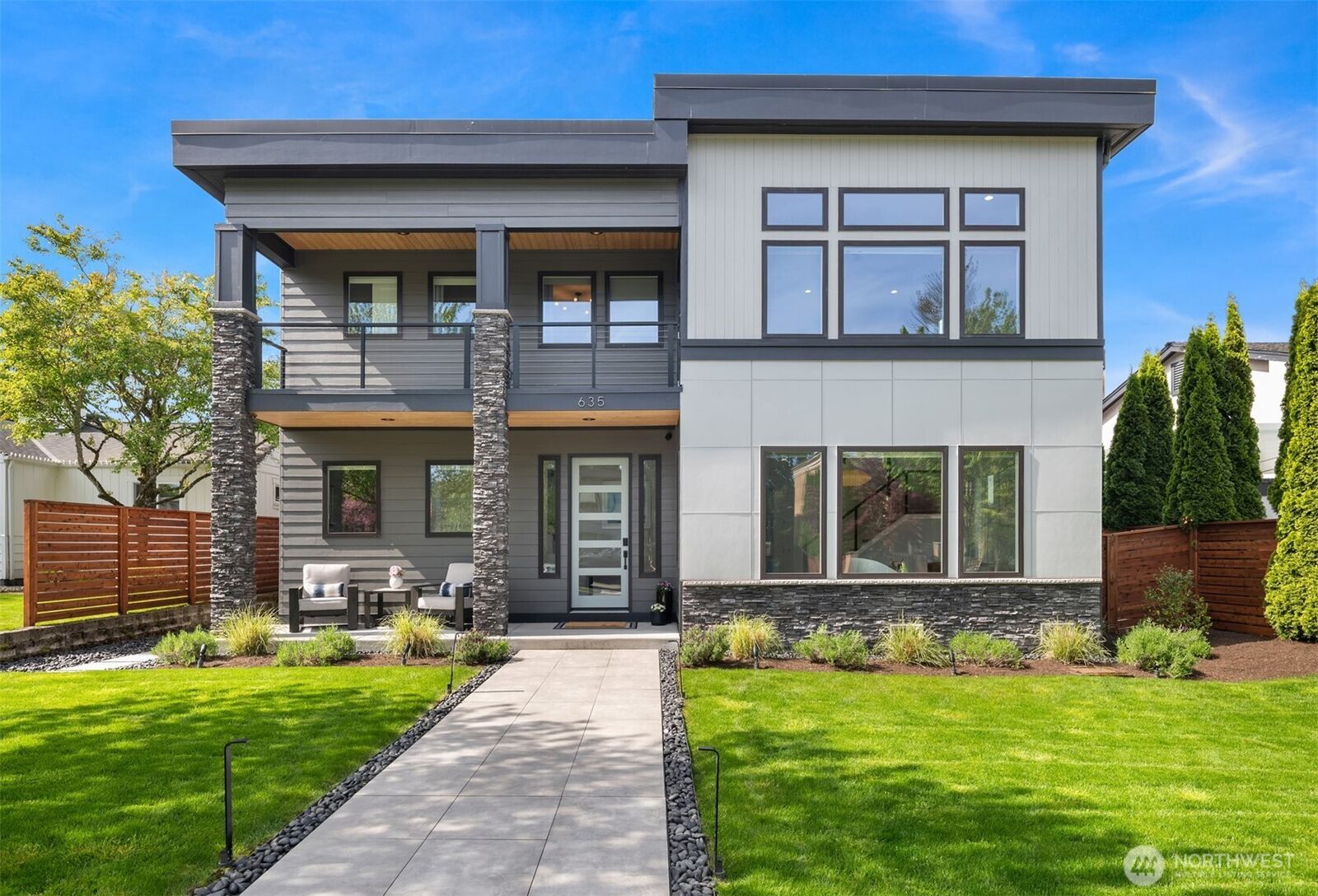 Property Photo:  635  17th Avenue W  WA 98033 