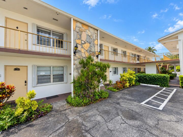 Property Photo:  111 Cleveland Street A - 6  FL 33461 
