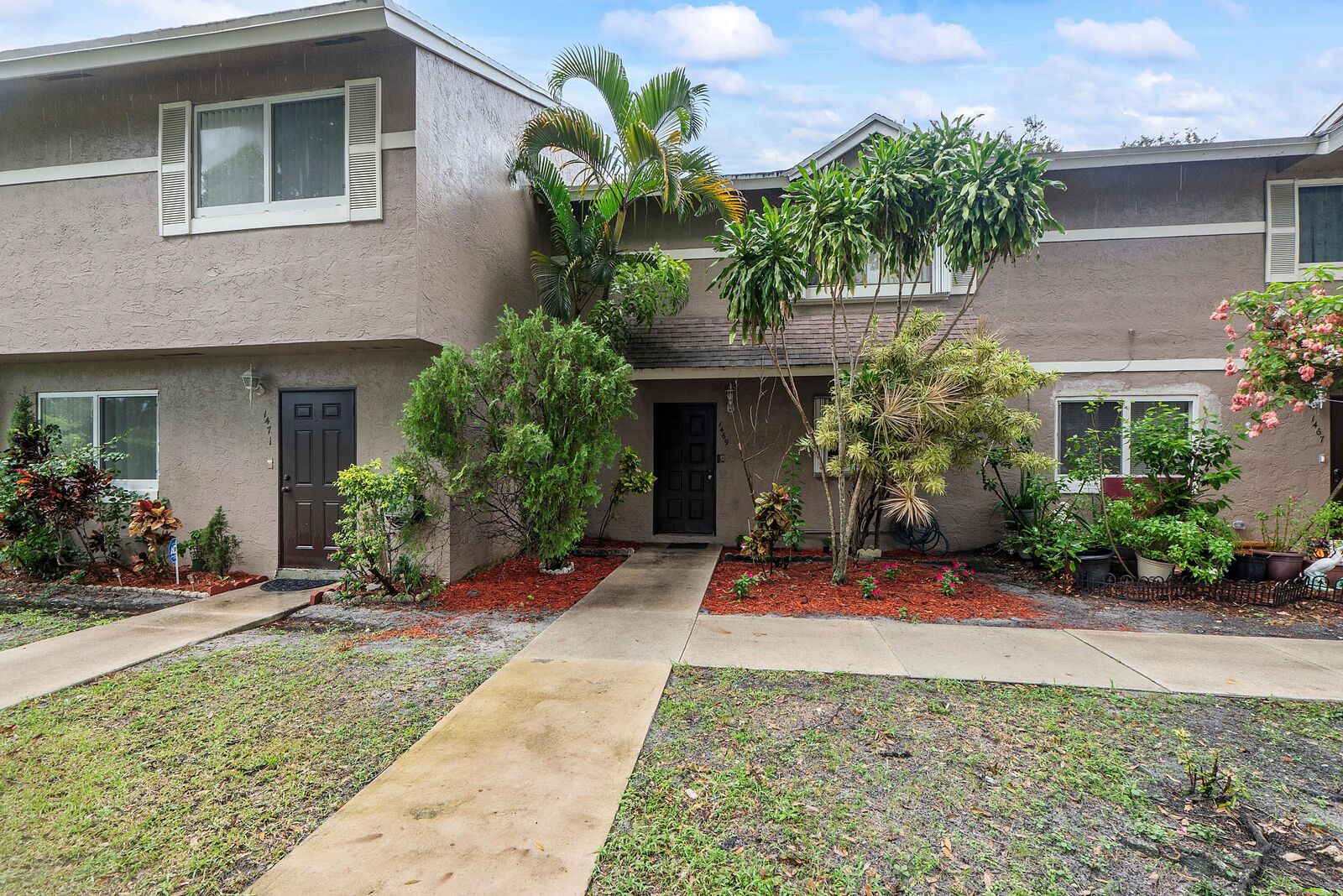 Property Photo: 1469 Sussex Drive FL 33068