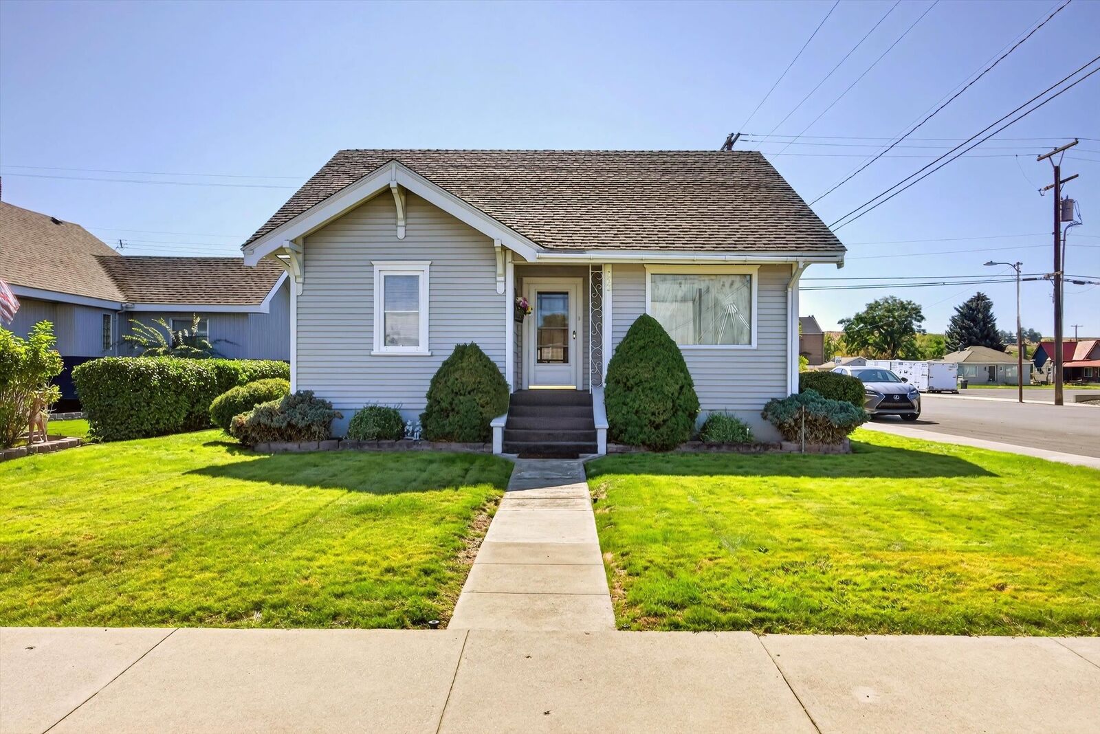 Property Photo:  102 E 1st Ave  WA 99159 