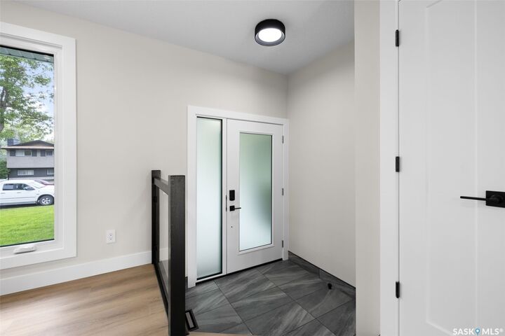 Property Photo:  10 Selkirk Crescent  SK S4S 6J4 