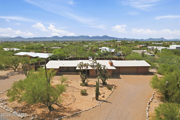 Property Photo: 6615 N Camino De La Karina AZ 85718