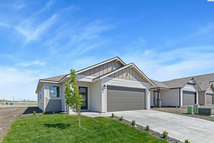 Property Photo: 254 N Dewberry Pl WA 99336