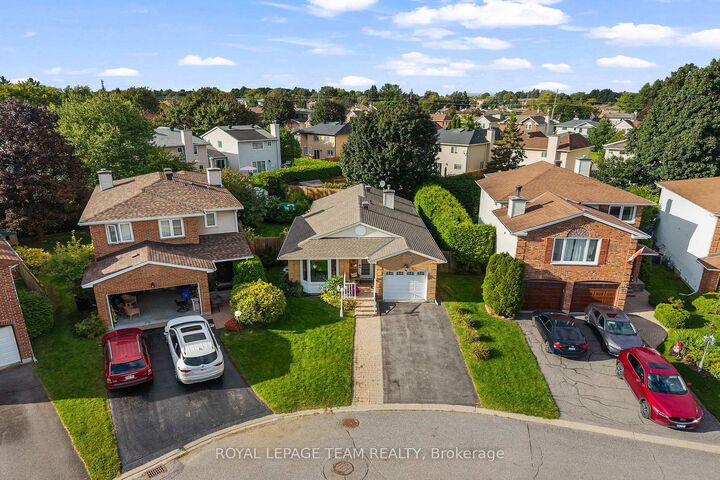 Property Photo:  20 Pickwick Drive  ON K2J 3H7 
