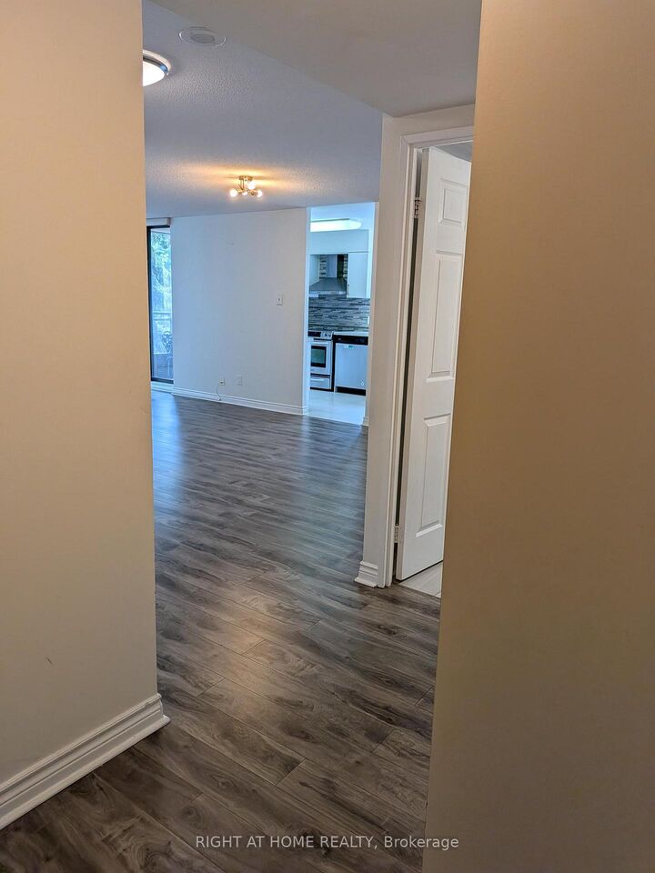 Property Photo: 260 Doris Avenue 305 ON M2N 6X9