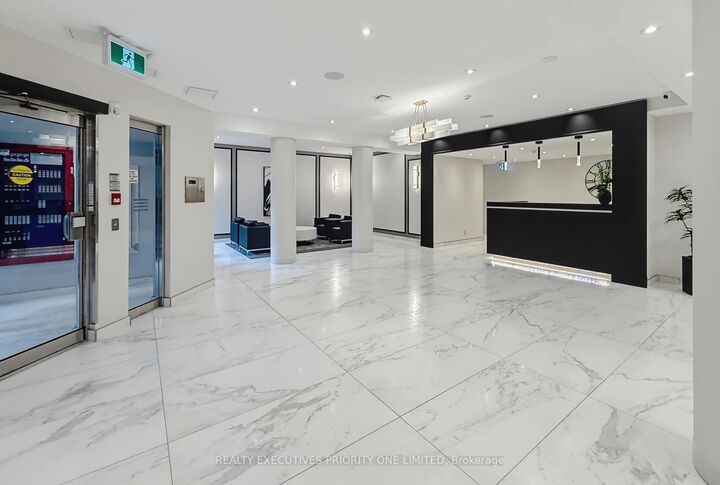 Property Photo:  7460 Bathurst Street 1501  ON L4J 7K9 