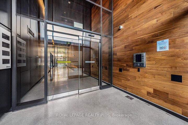 Property Photo:  383 Sorauren Avenue 207  ON M6R 0A4 