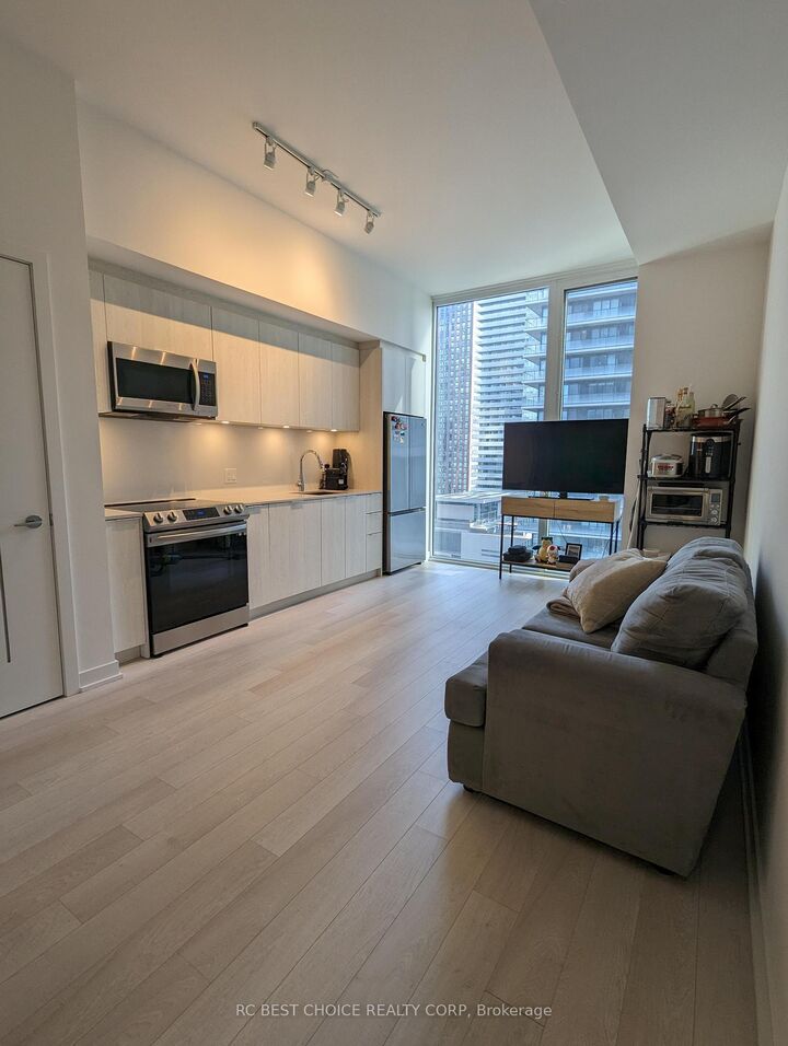 Property Photo:  357 King Street W 1606  ON M5V 0S7 