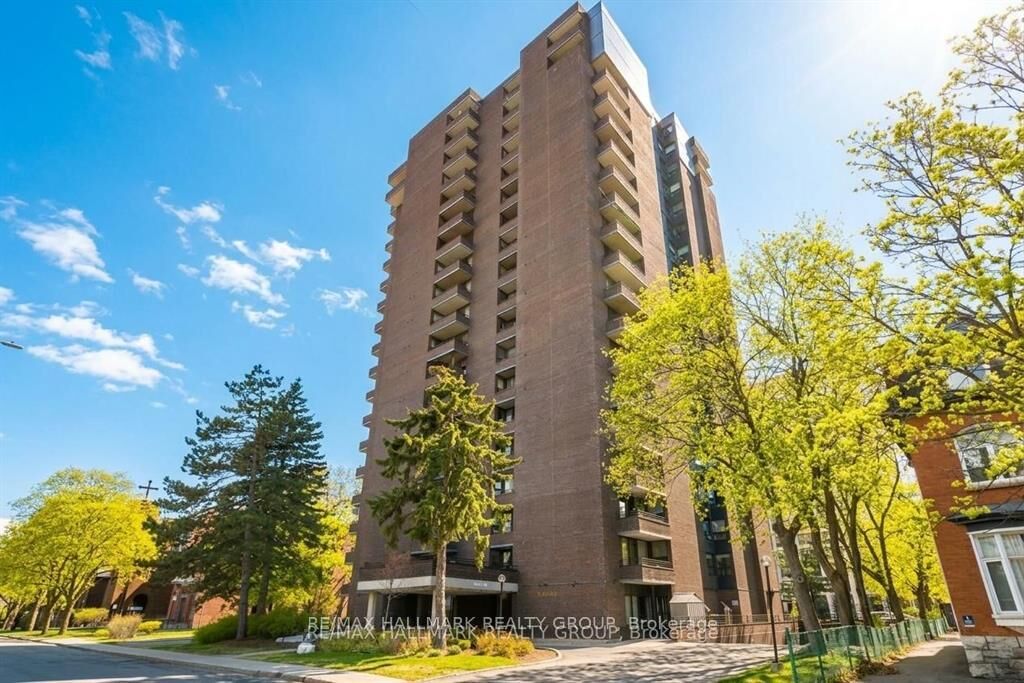 Property Photo:  71 Somerset Street W 2003  ON K2P 2G2 