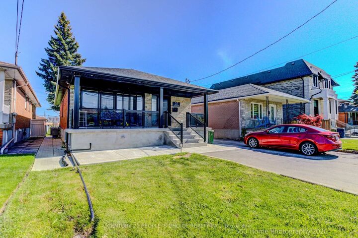 Property Photo:  37 Bentworth Avenue Upper  ON M6A 1P1 