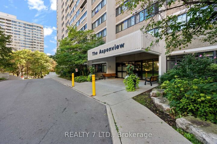 Property Photo: 50 Elm Drive E 1507 ON L5A 3X2