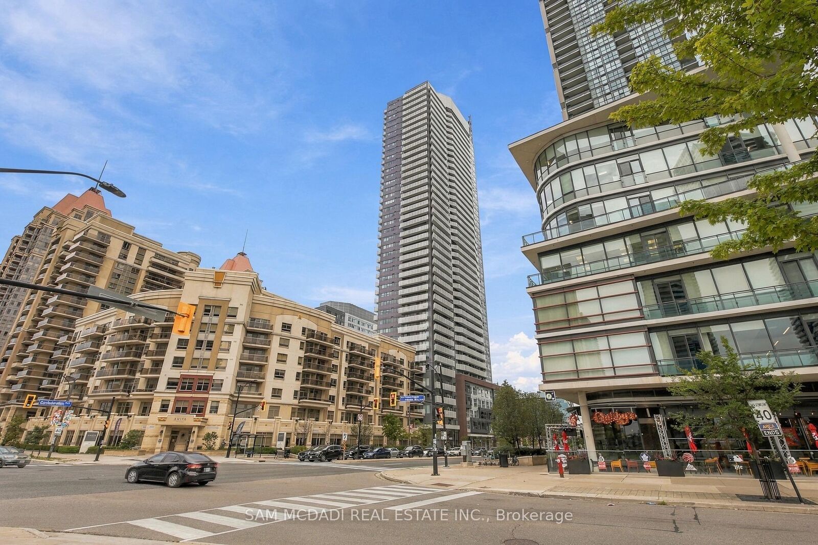 Property Photo:  4065 Confederation Parkway 3702  ON L5B 0L4 