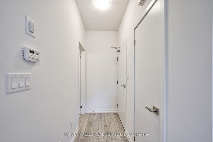 Property Photo:  17 Lytham Green Circle 21  ON L3Y 0H4 