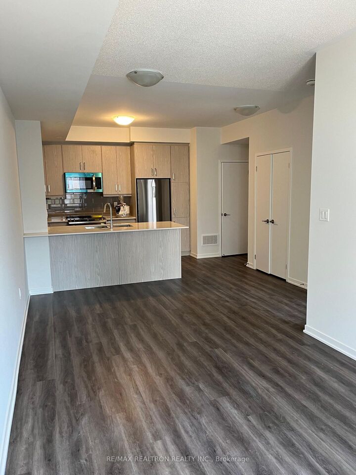 Property Photo:  130 Honeycrisp Crescent 306  ON L4K 0N7 