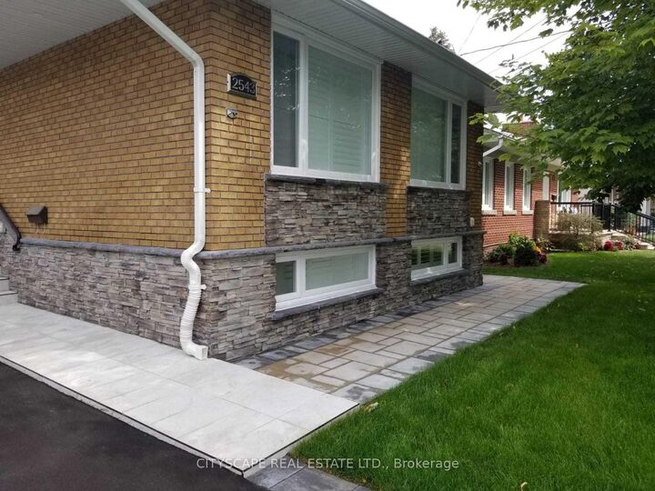 Property Photo:  2543 Rugby Road  ON L5B 1T1 