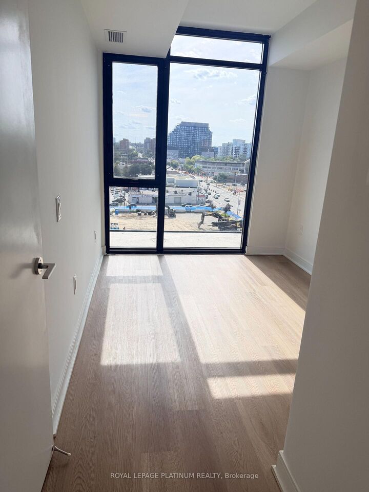 Property Photo:  86 Dundas Street E 819  ON L5A 1W4 