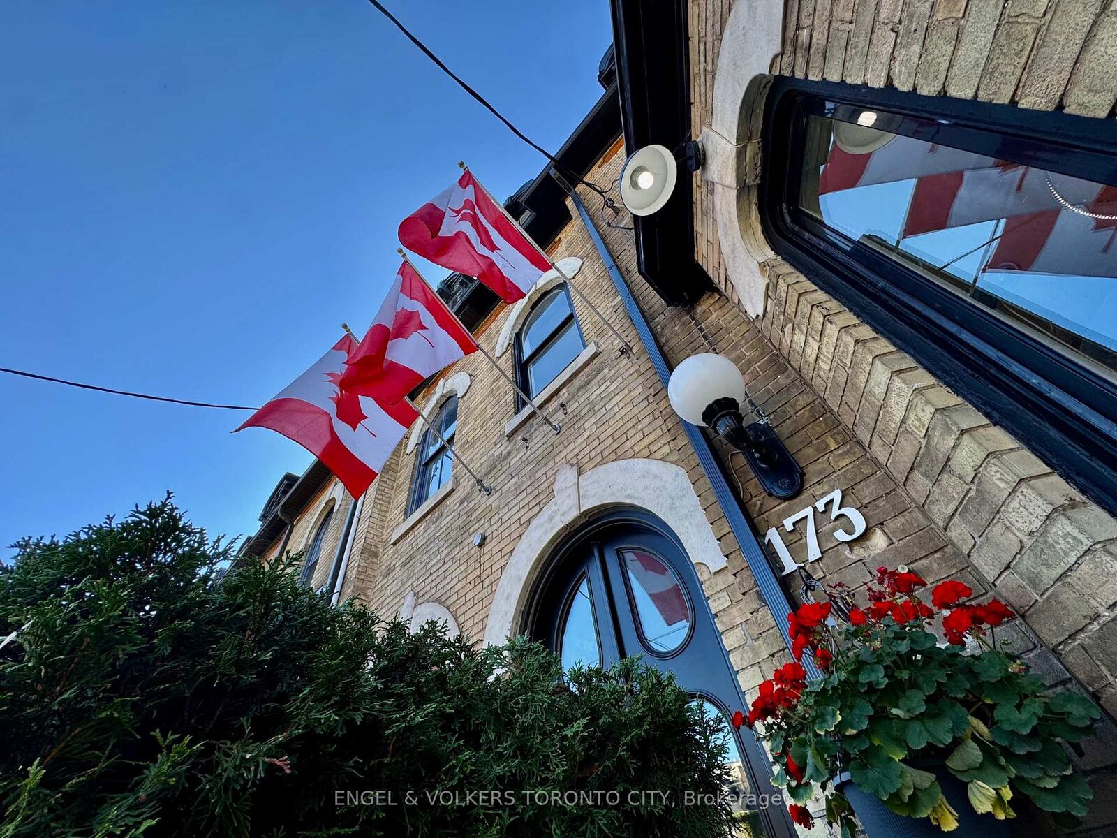 Property Photo:  173 Carlton Street 3F  ON M5A 2K3 