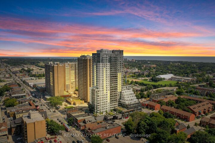 Property Photo:  286 Main Street 1811  ON M4C 0B3 