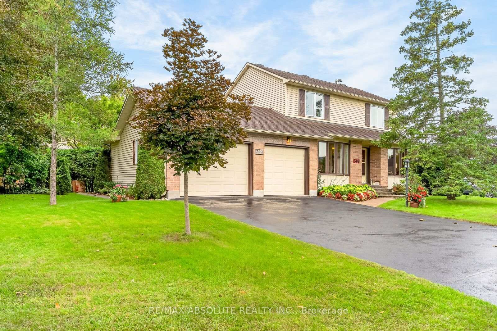 Property Photo:  309 Liard Street  ON K2S 1J2 