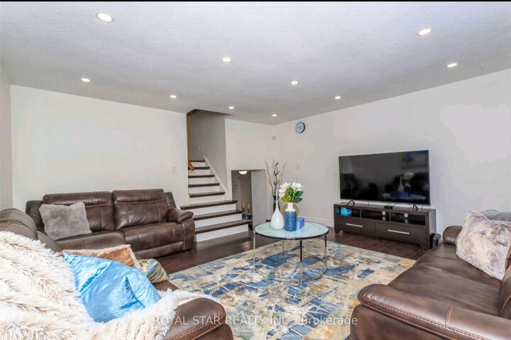 Property Photo:  19 Ashurst Crescent N Upper  ON L6V 3N6 