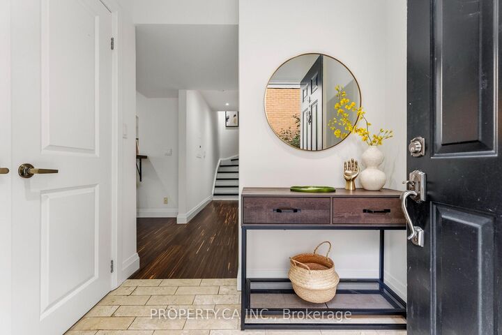 Property Photo:  208 Niagara Street Th2  ON M6J 3W5 