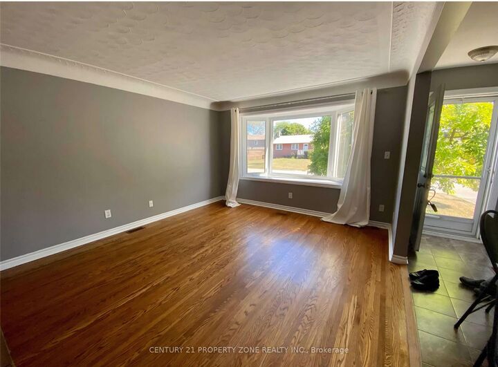 Property Photo:  5439 Cornwall Crescent  ON L7L 3K2 