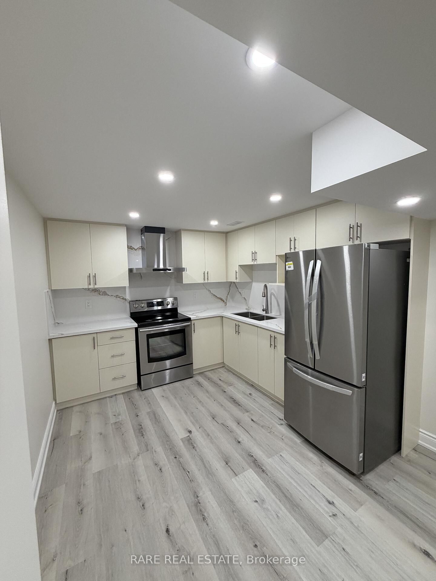 Property Photo:  6 Country Ridge Court Lower  ON L6P 3S2 