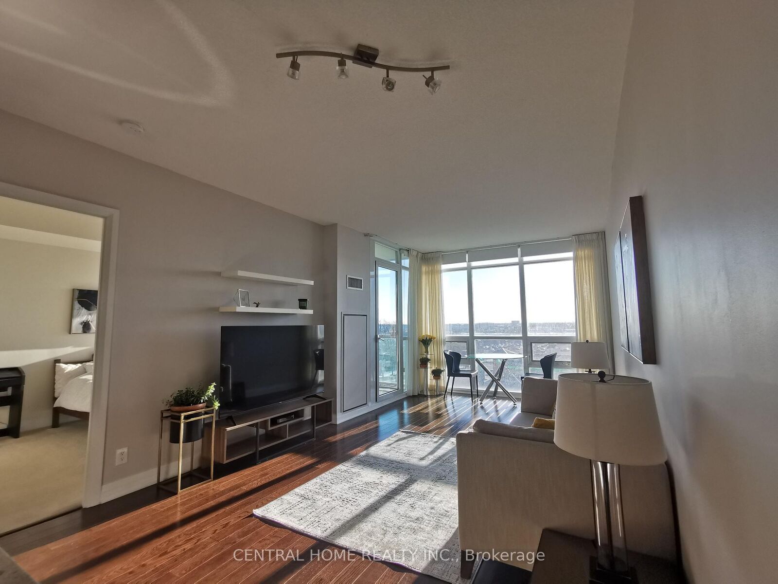 Property Photo:  1055 Southdown Road 613  ON L5J 0A3 
