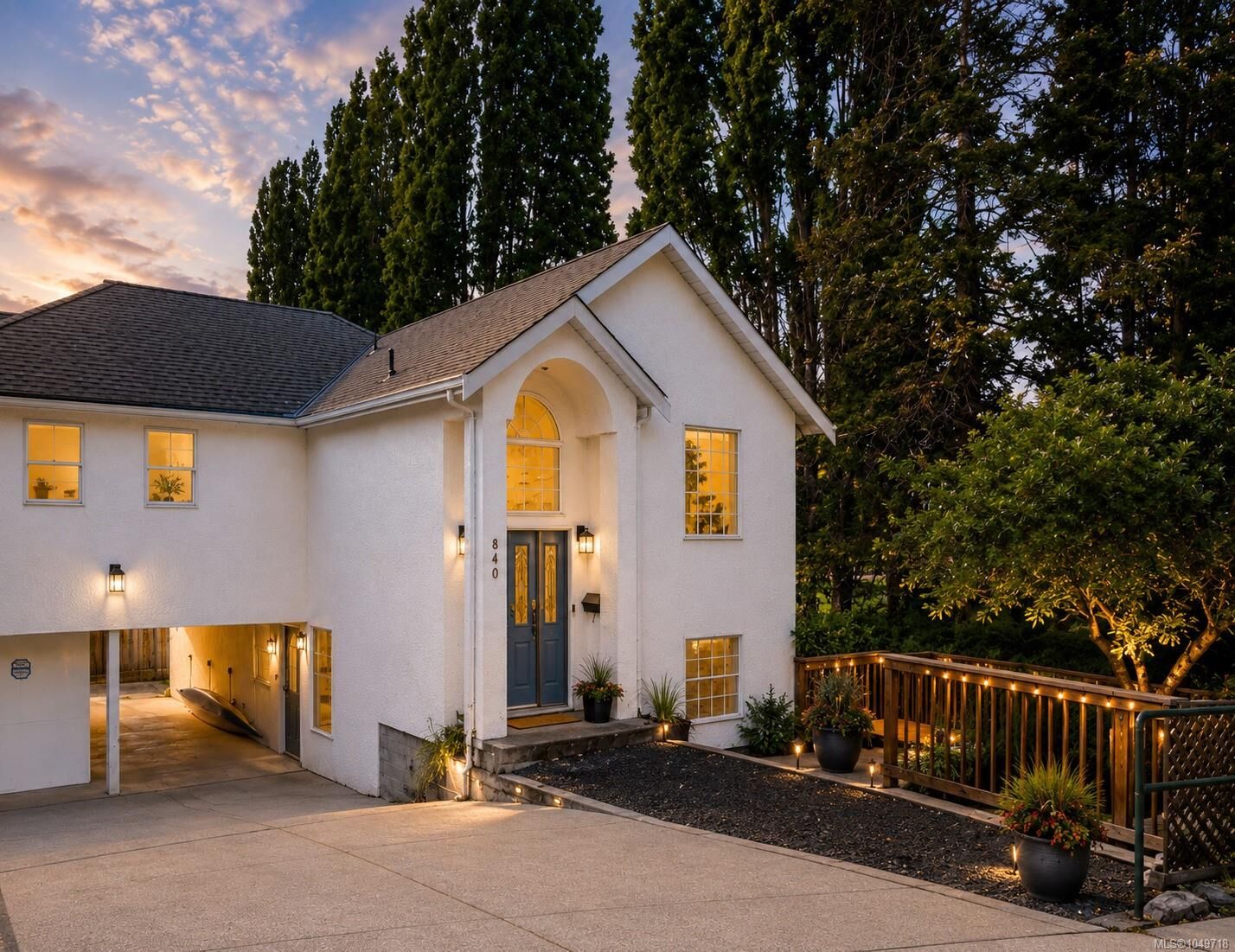 Property Photo:  840 Tillicum Rd  BC V9A 1Z7 