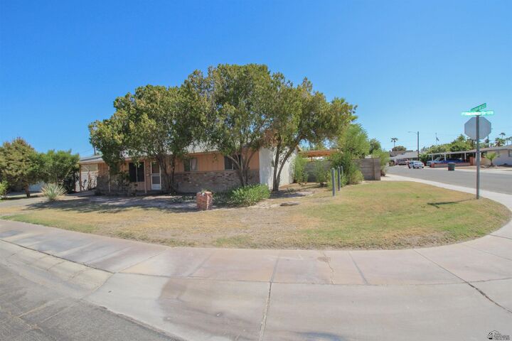 Property Photo: 1003 E Hacienda Dr AZ 85365