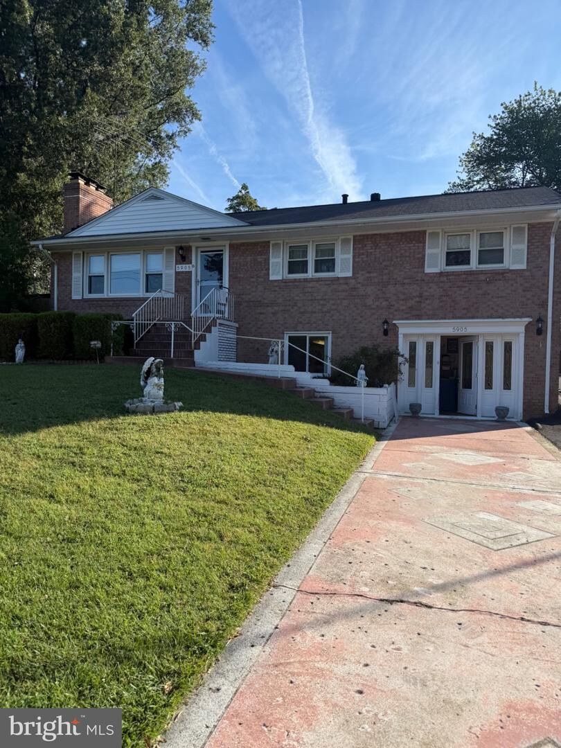 Property Photo: 5905 Ridge View Drive VA 22310
