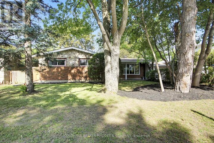 Property Photo:  11 Wallford Way  ON K2E 6B1 