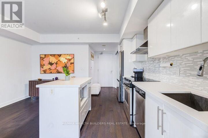 Property Photo: 58 Orchard View Boulevard 1707 ON M4R 1B9