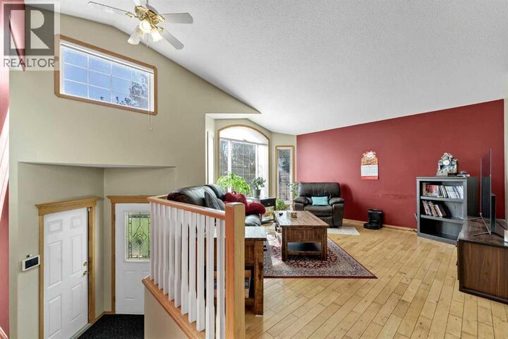 Property Photo:  460 Spruce Way Southeast  AB T1B 4L5 