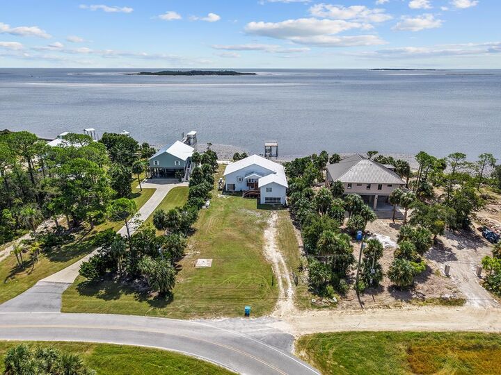 Property Photo: 16616 SW Airport Rd FL 32625