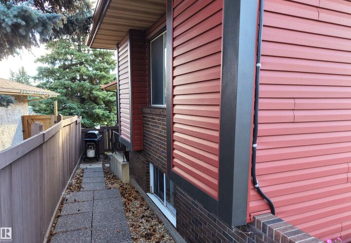 Property Photo:  2672 89 Street NW  AB T6K 2Z3 