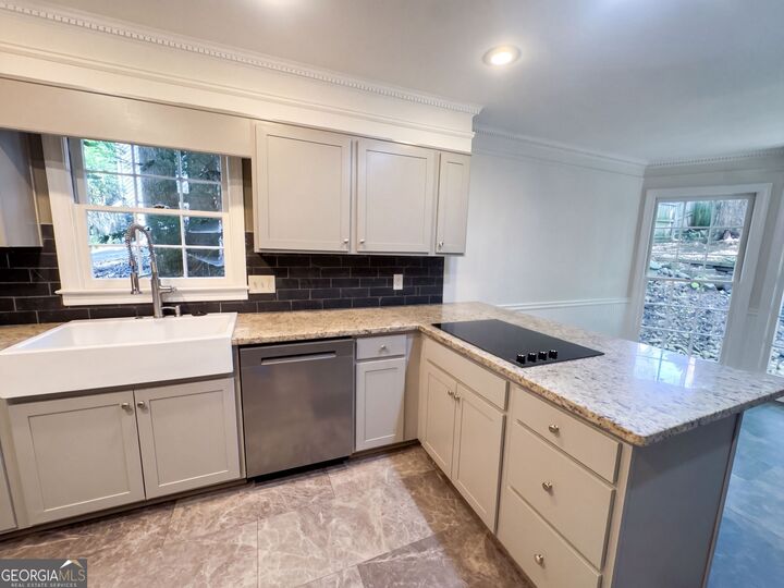 Property Photo:  305 Old Tree Trc  GA 30075 