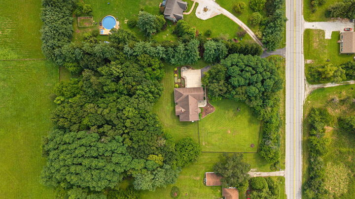 Property Photo: 639 E US Highway 6 IN 46391