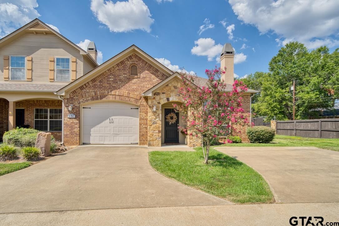 Property Photo:  901 Wilcrest Place  TX 75604 