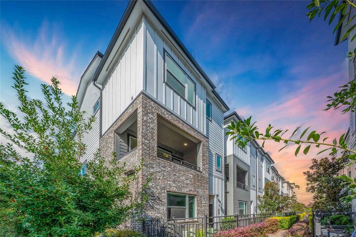 Property Photo:  2471 W 11th Street  TX 77008 