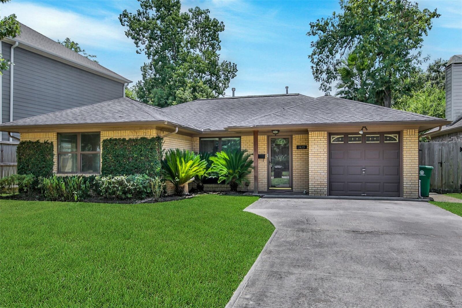 Property Photo:  1423 Thornton Road  TX 77018 