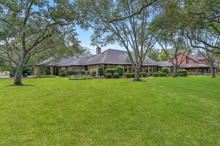 Property Photo: 203 W Spreading Oaks Avenue TX 77546