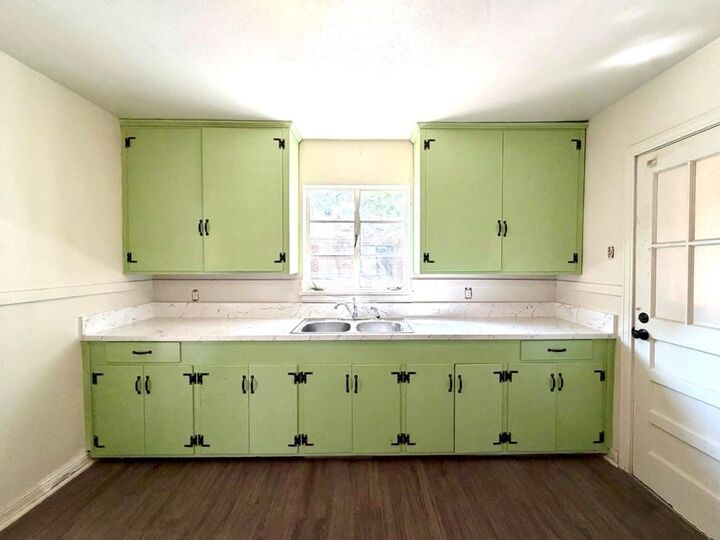Property Photo: 700 Lilac Avenue AL 36606