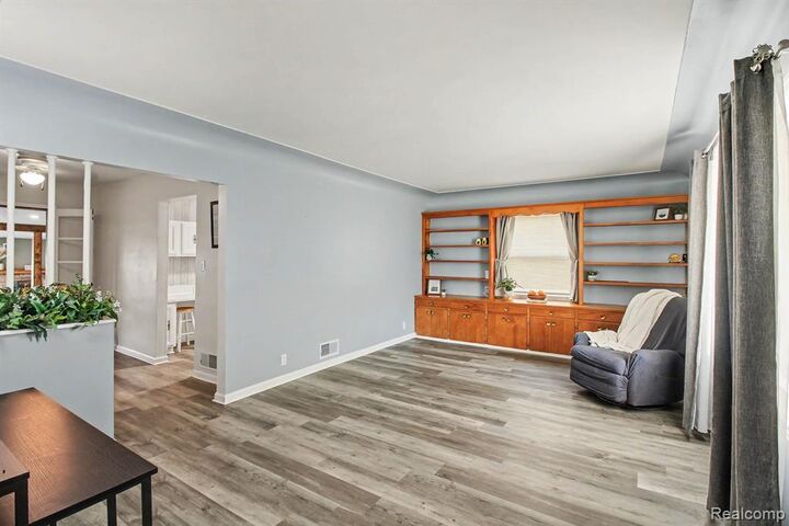 Property Photo:  207 N Elms Road  MI 48433 1829 