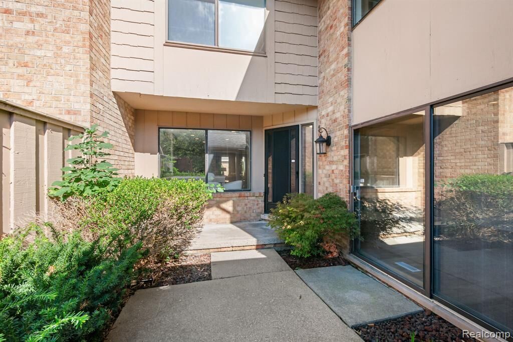 Property Photo:  7137 Pebble Park Drive  MI 48322 3506 
