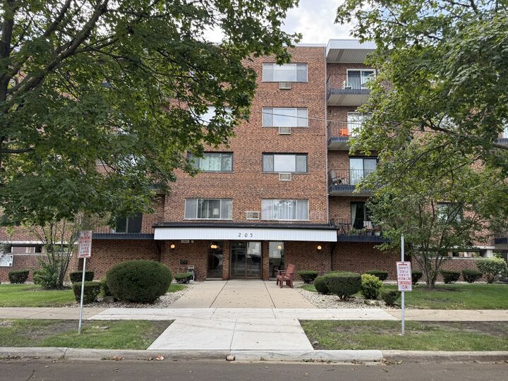 Property Photo: 205 W Miner Street 106 IL 60005