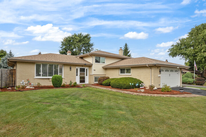 Property Photo: 1210 N Keebie Court IL 60101